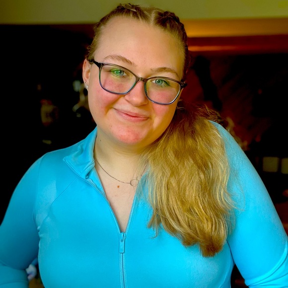 Feel free to make offers, meet your posher - Picture 1 of 1